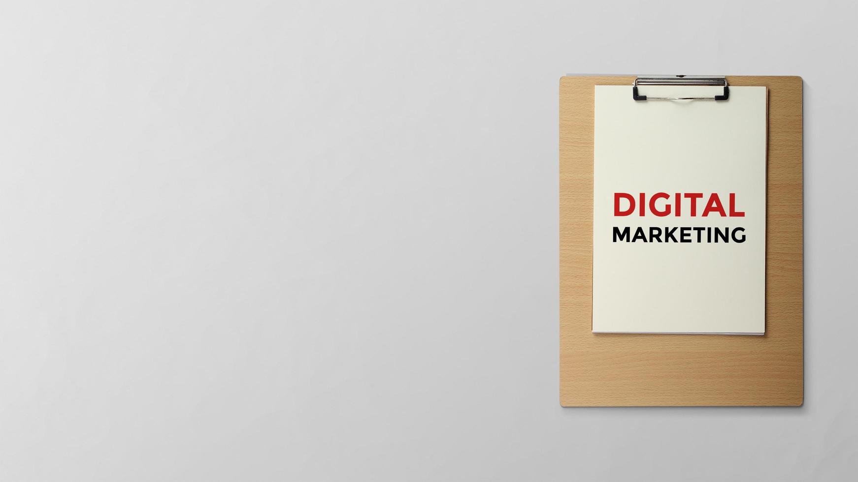 digitale marketing geschreven op klembord foto