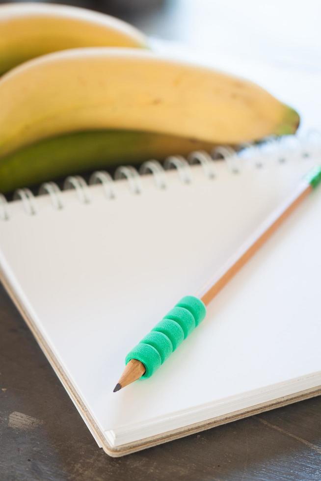 boodschappenlijstje met gezond fruit foto