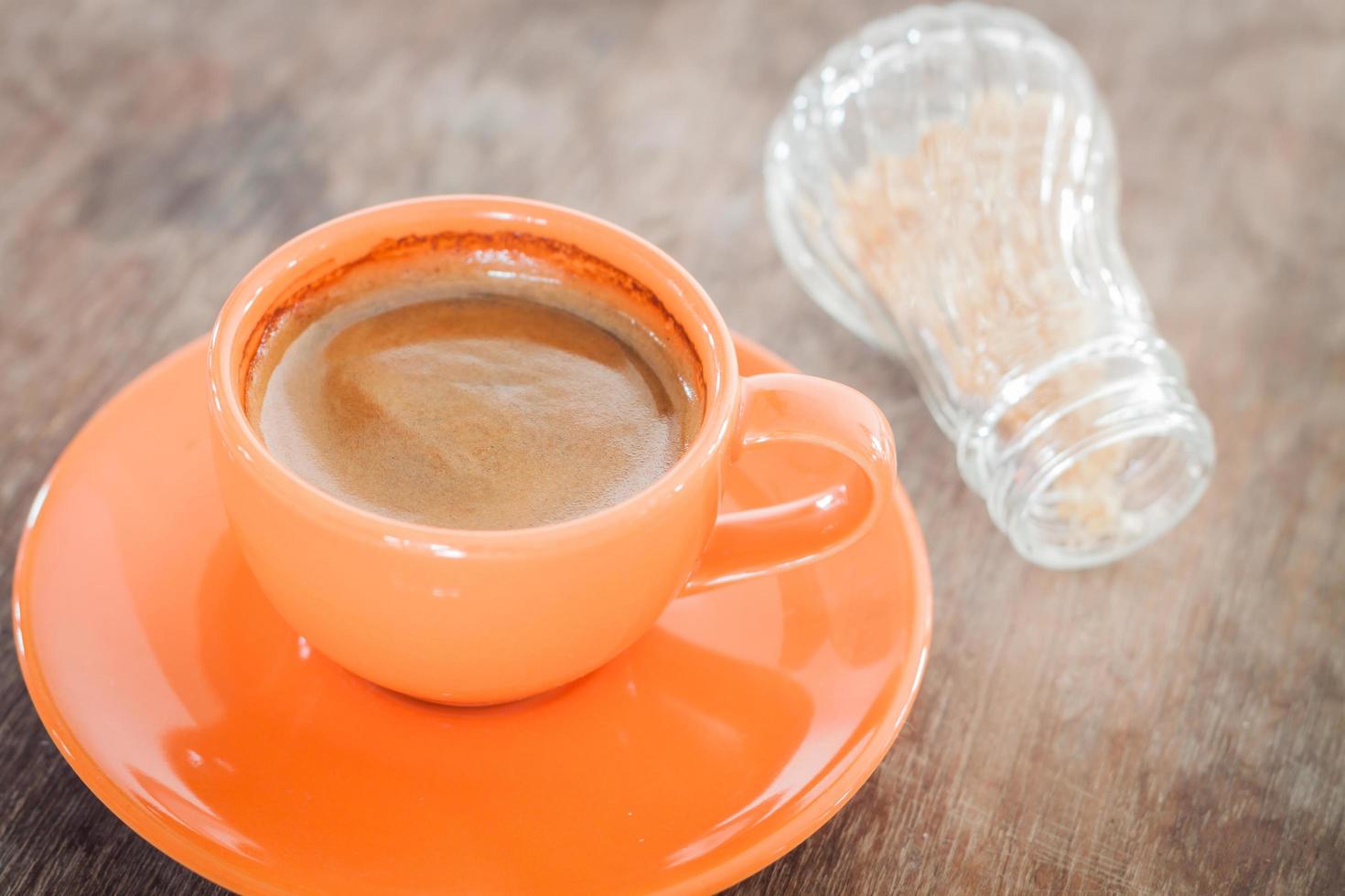 warme koffie op een houten tafel foto