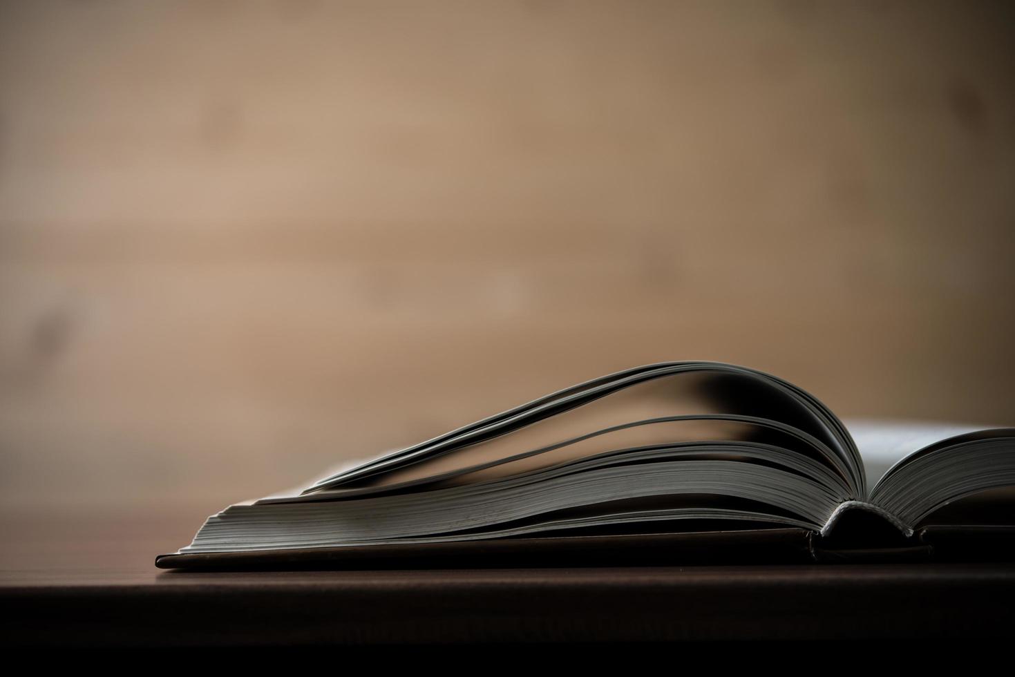 close-up van een geopend boek op een houten tafel foto