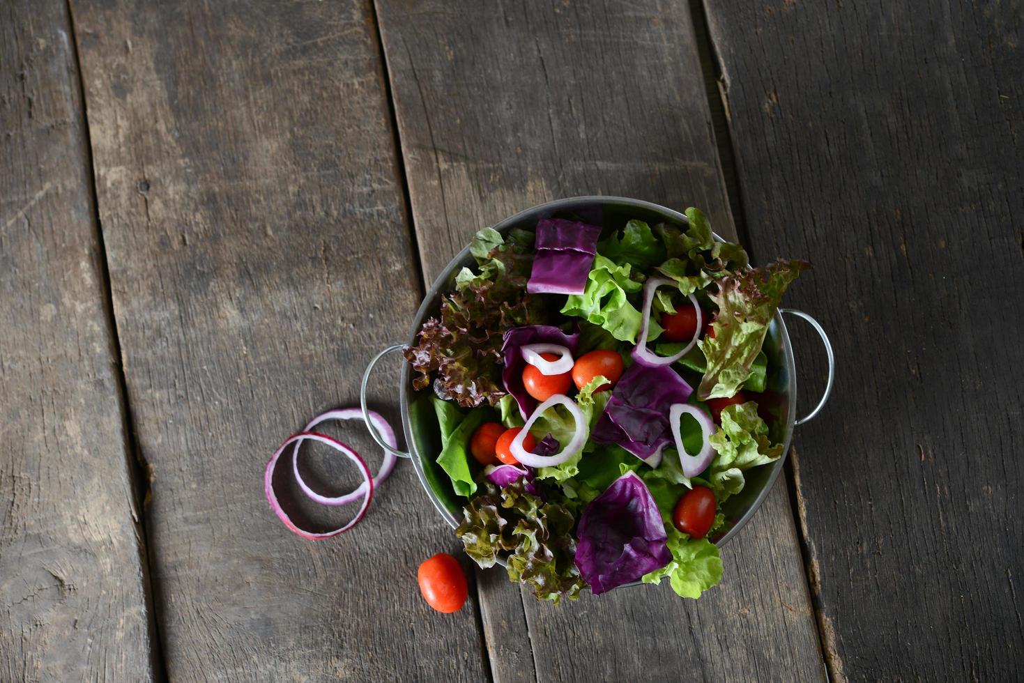 verse groentesalade met rustieke oude houten achtergrond foto