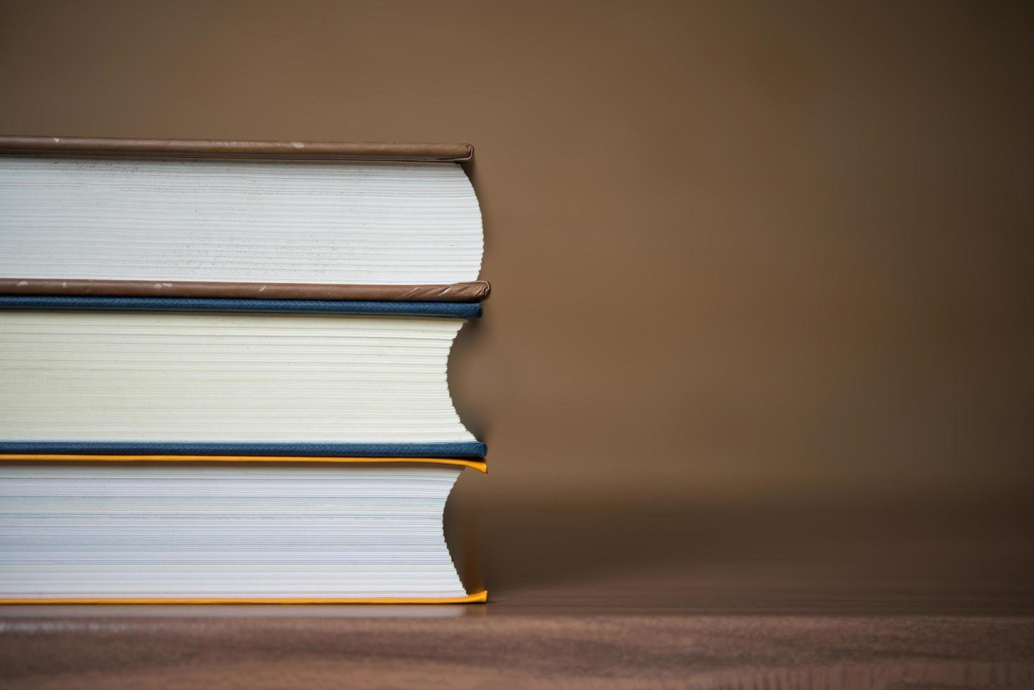 stapel boeken op houten tafel foto