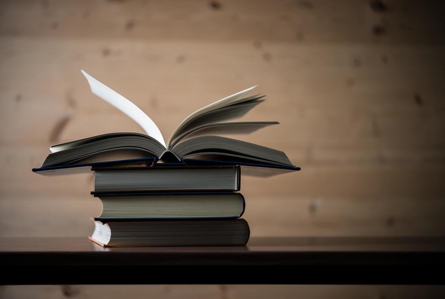 stapel open boeken op een houten tafel foto