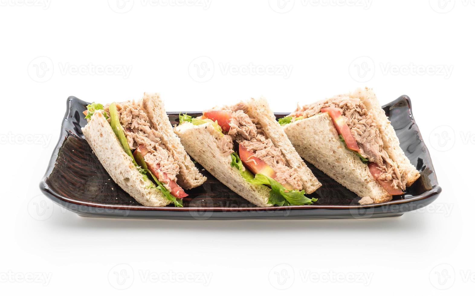 tonijnsandwich op witte achtergrond foto