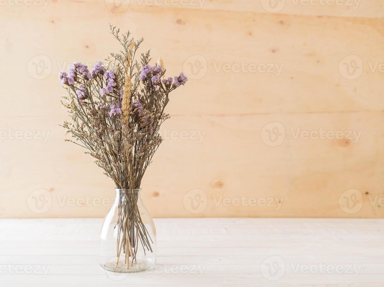 statice en caspia bloemen op houten achtergrond foto