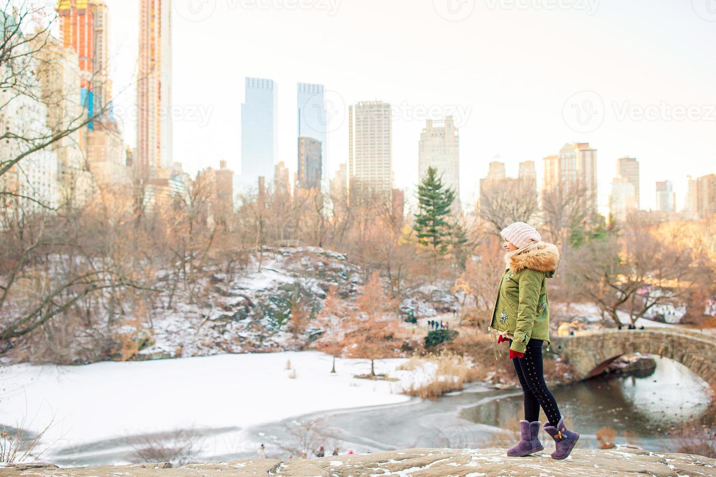 aanbiddelijk meisje in centraal park Bij nieuw york stad foto