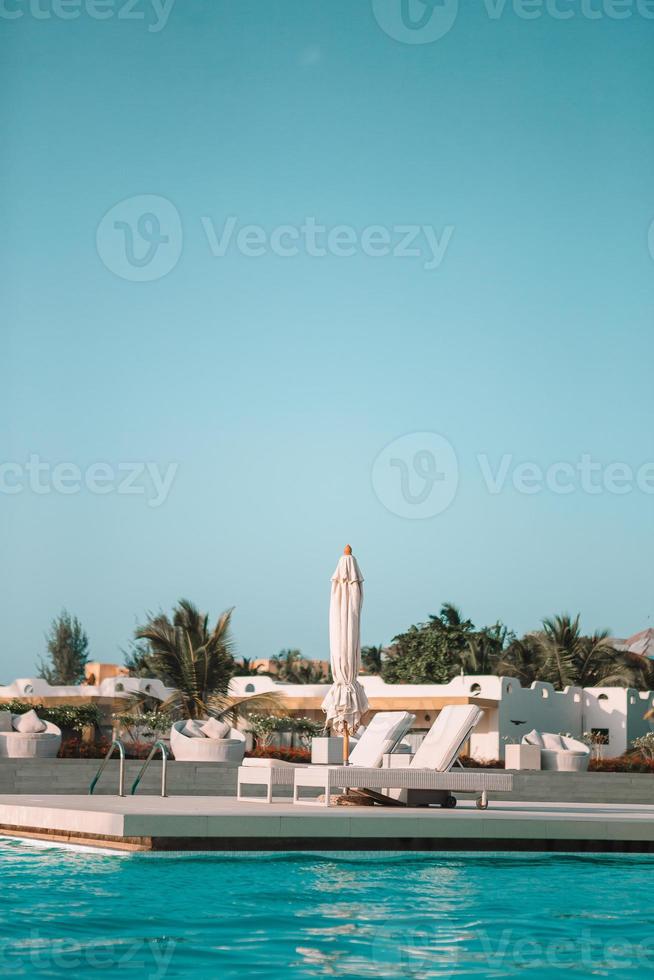 wit lounge stoelen Aan een mooi tropisch strand Bij Maldiven foto