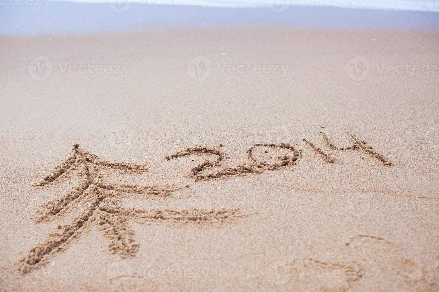 nieuw jaar 2014 is komt eraan en boom Aan de zand foto