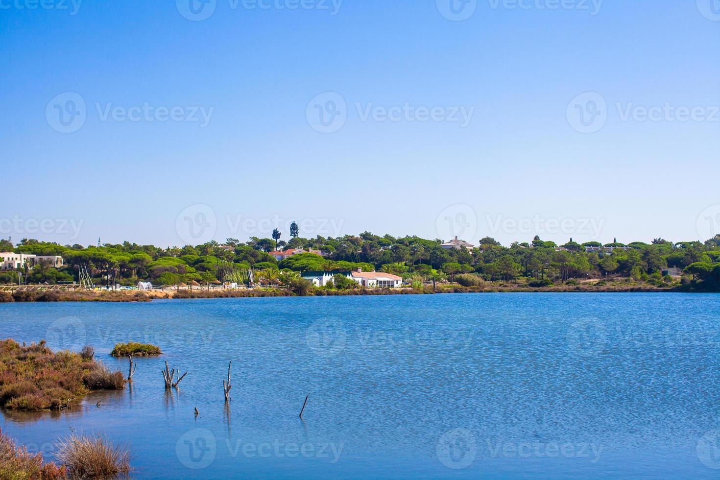 baai in een klein dorp foto