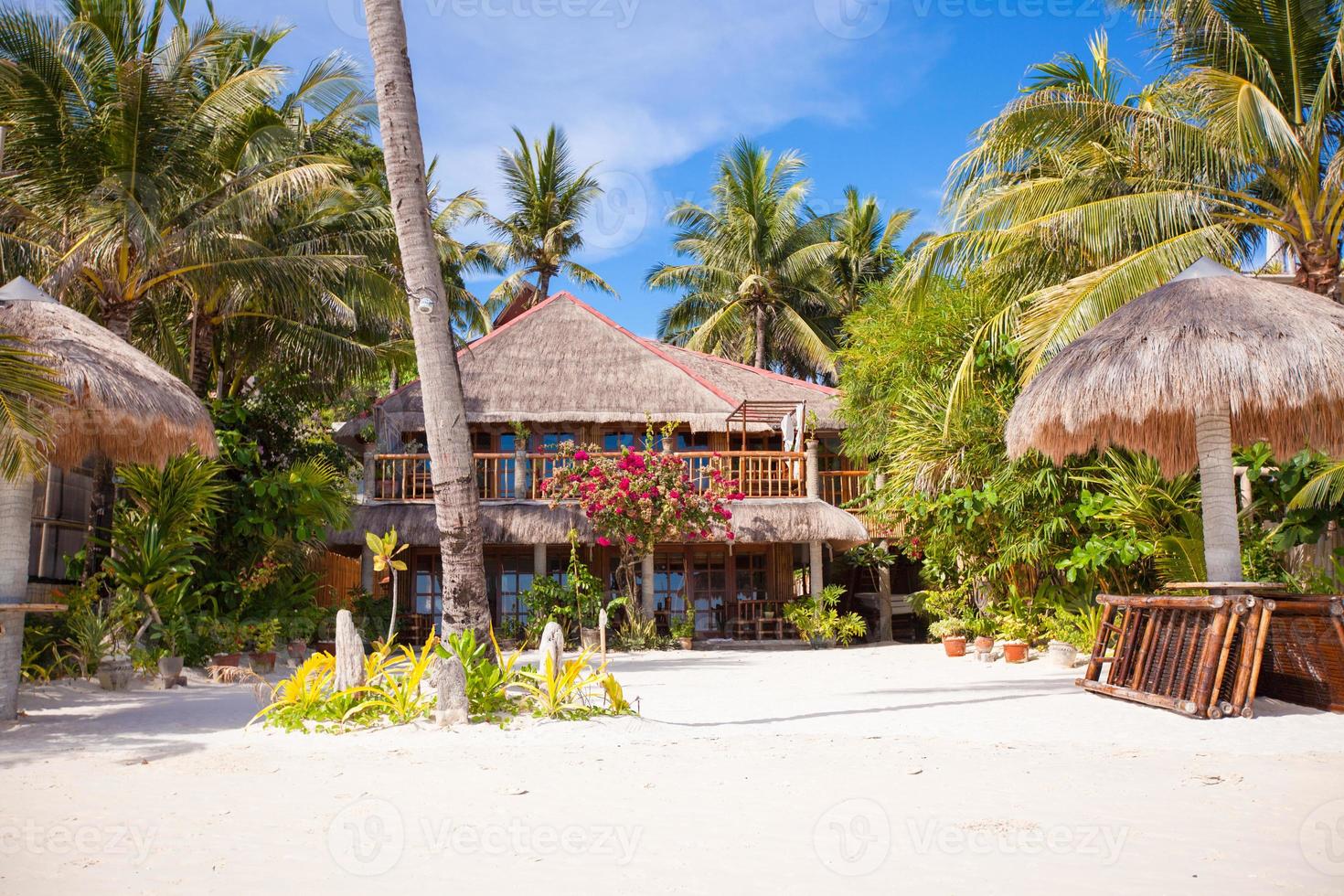 knus weinig hotel Aan een tropisch exotisch toevlucht Bij wit zanderig strand foto