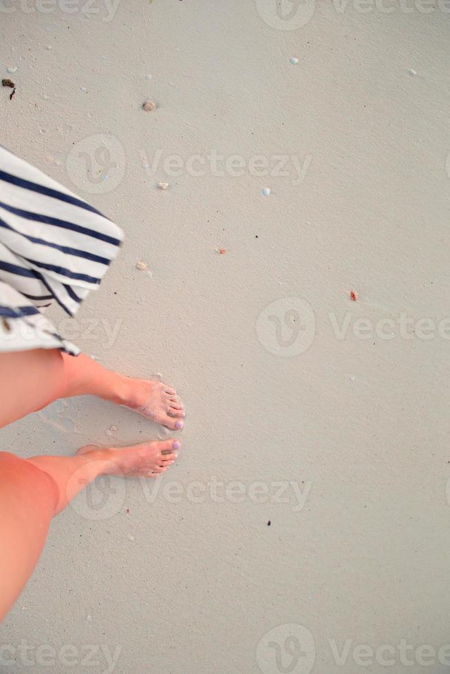 detailopname van vrouw voeten buitenshuis gedurende zomer vakantie foto