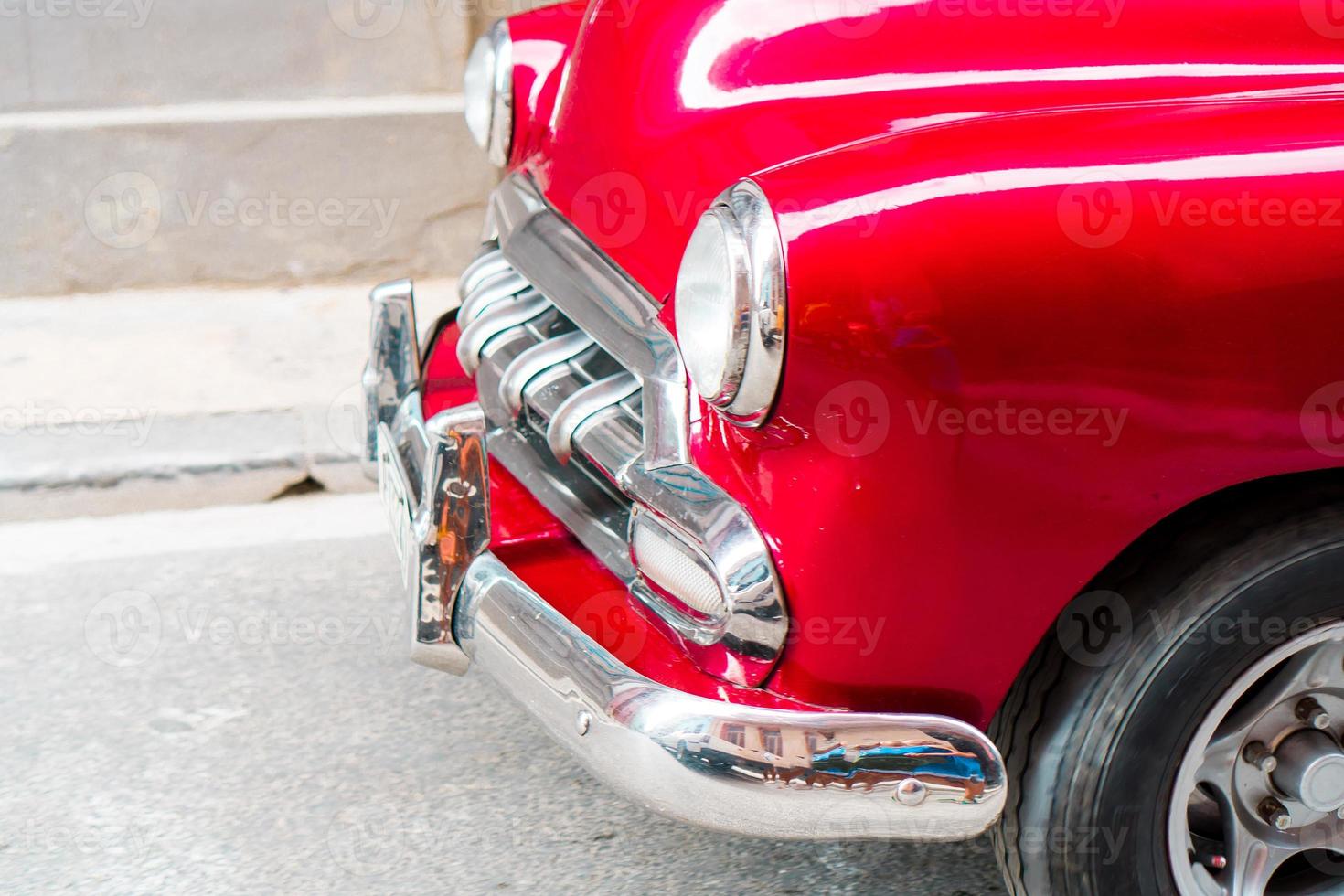 detailopname van rood klassiek wijnoogst auto in oud havanna, Cuba foto