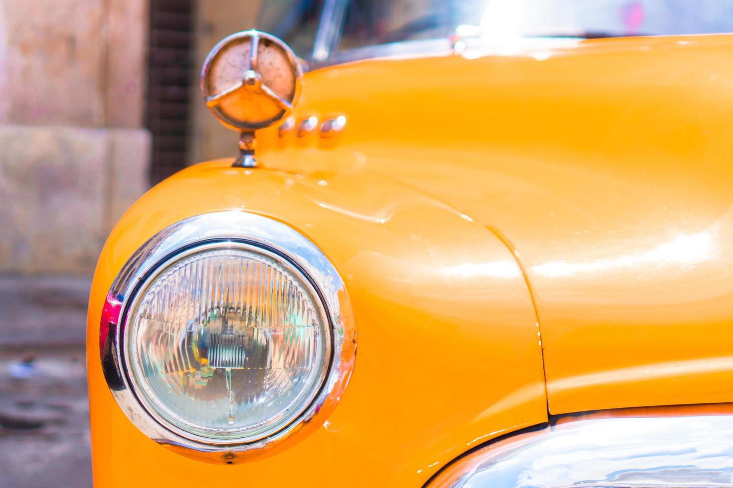 havanna, Cuba - april 14, 2017 detailopname van geel klassiek wijnoogst auto in oud havanna, Cuba. de meest populair vervoer voor toeristen zijn gebruikt net zo taxi's. foto