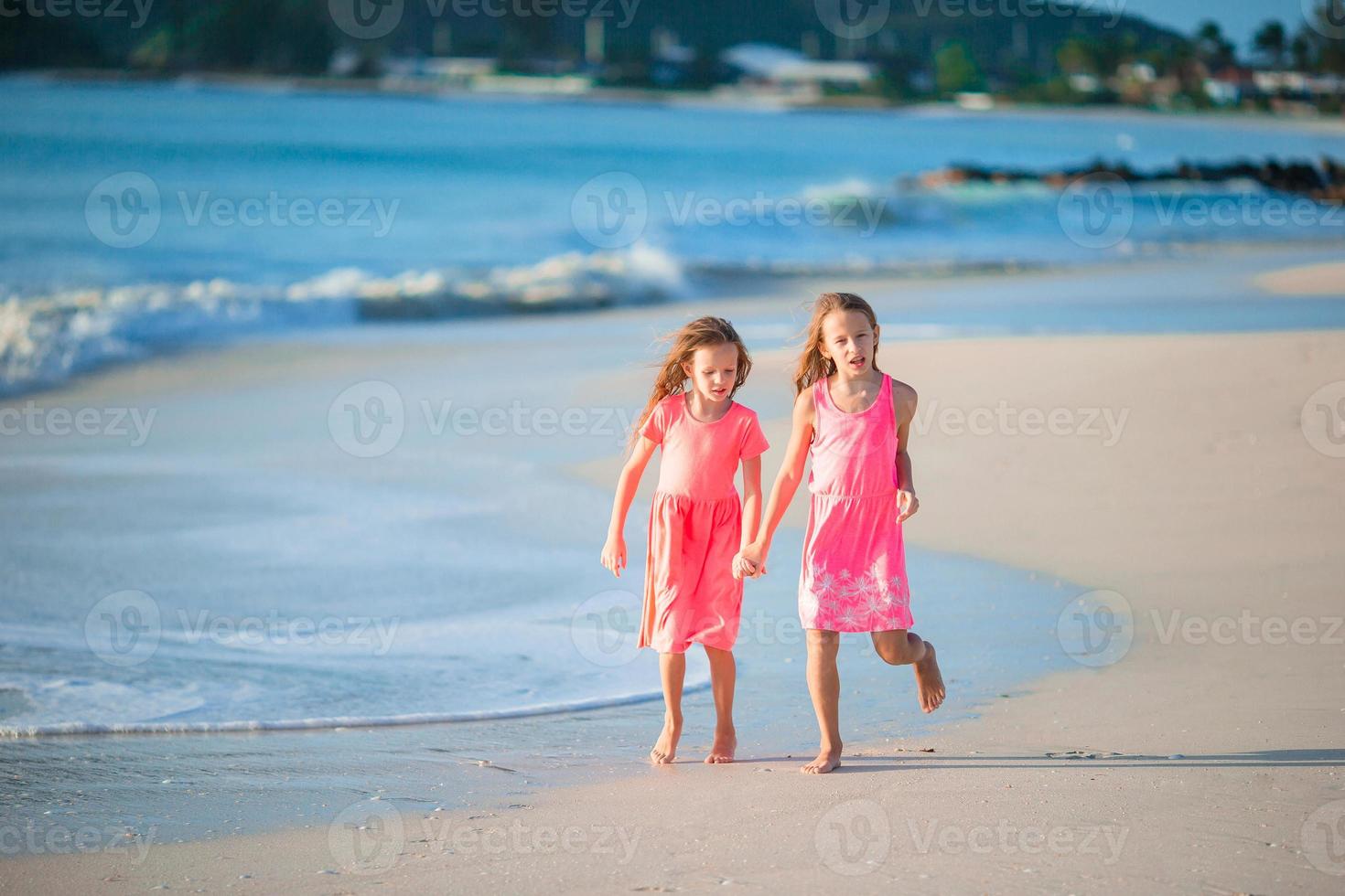 weinig mooi meisjes wandelen Aan tropisch kust foto