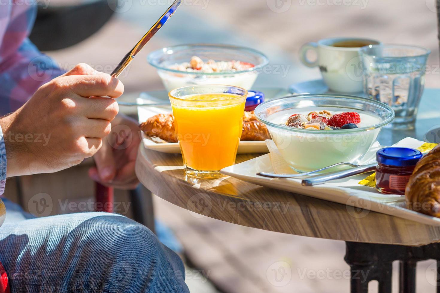 vers en heerlijk ontbijt in buitenshuis cafe Bij Europese stad foto