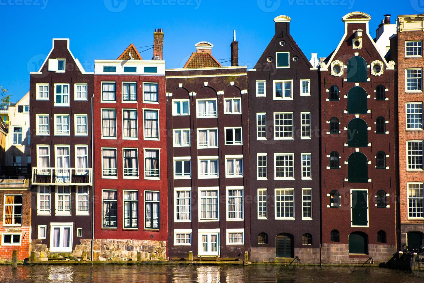 traditioneel Nederlands middeleeuws gebouwen in Amsterdam foto