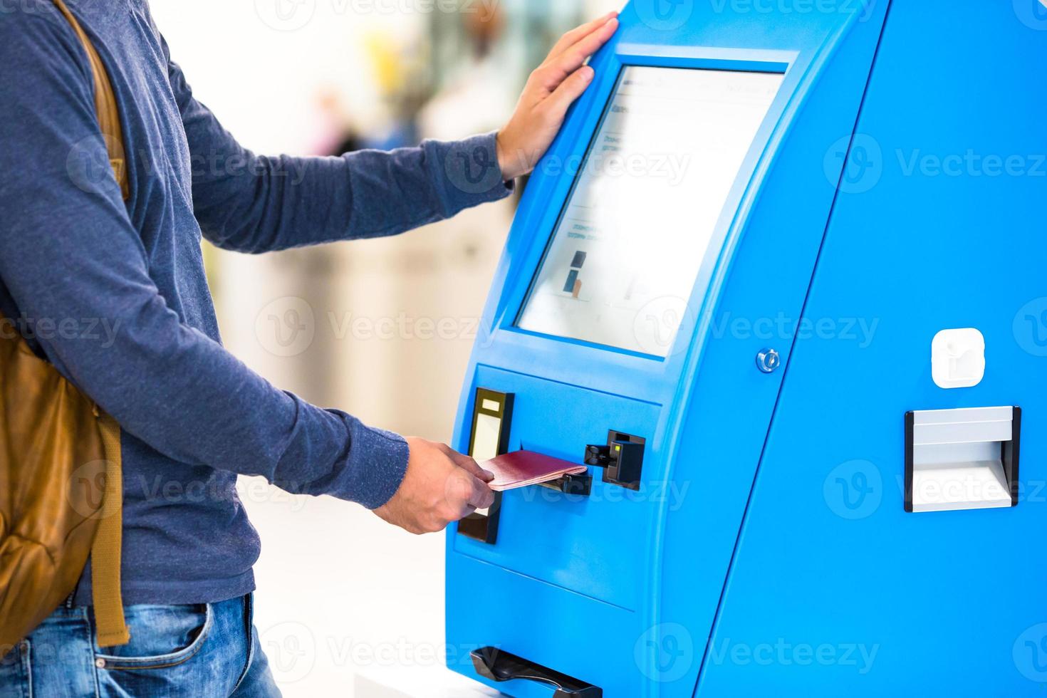 detailopname Scherm Bij Zelfbediening overdracht machine, aan het doen zelf inchecken voor vlucht of buying vliegtuig kaartjes Bij luchthaven foto