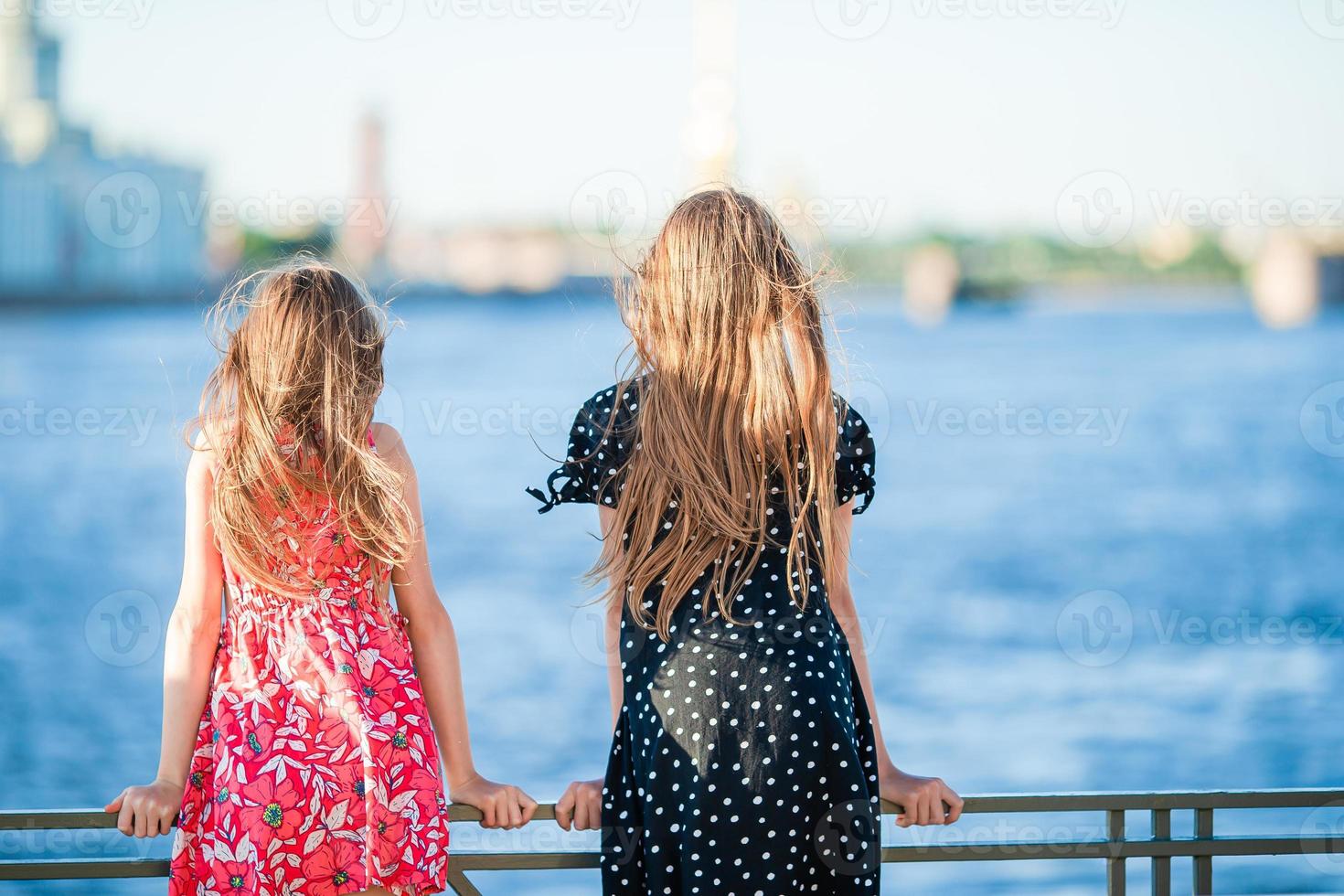 kinderen Bij de zomer waterkant in heilige petersburg foto