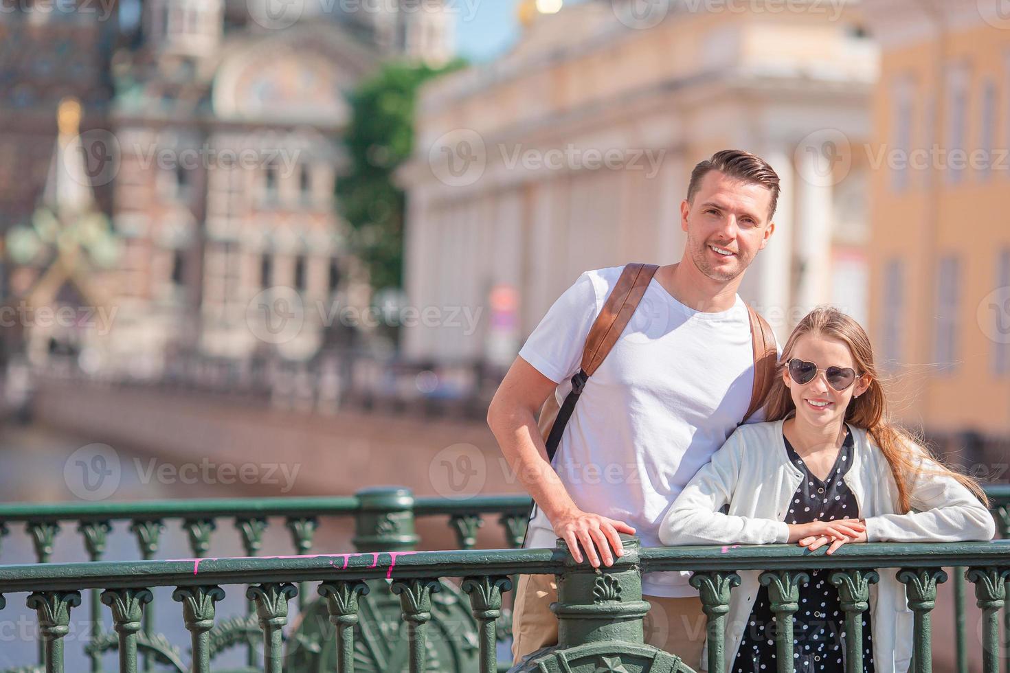 familie Bij de zomer waterkant in heilige petersburg buitenshuis foto