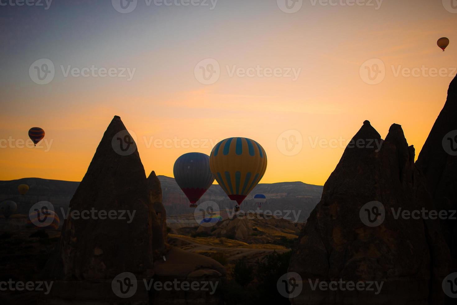 helder heet lucht ballonnen in lucht van Cappadocië, kalkoen foto
