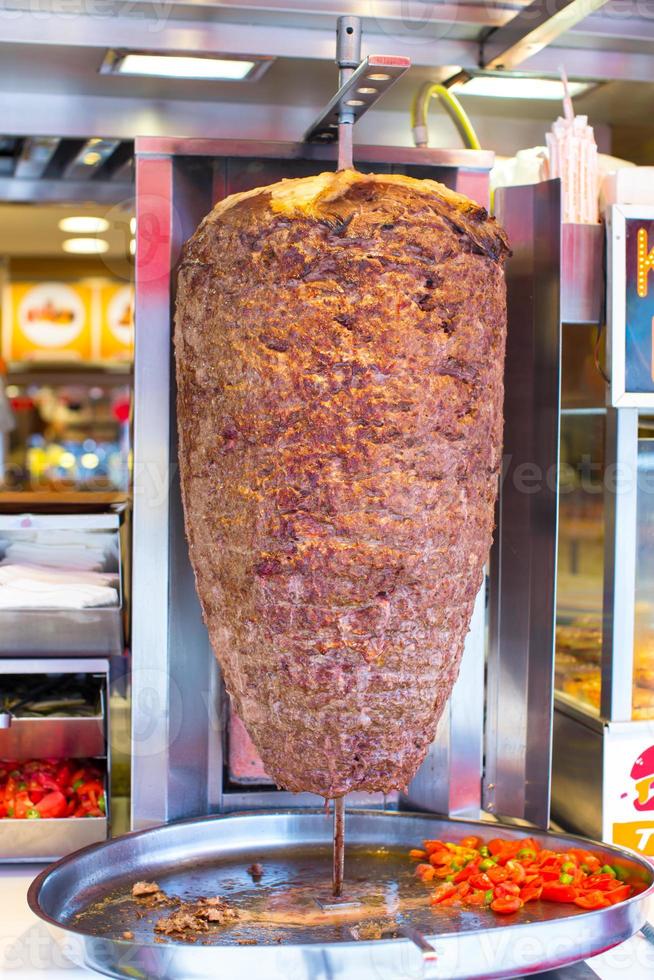 kebab Aan zijn speciaal bbq Koken dienblad buitenshuis foto