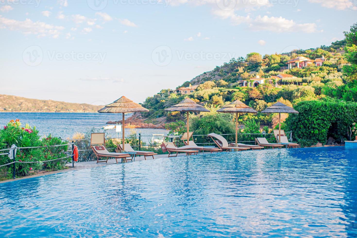 mooi luxe landschap in de omgeving van zwembad in hotel toevlucht foto