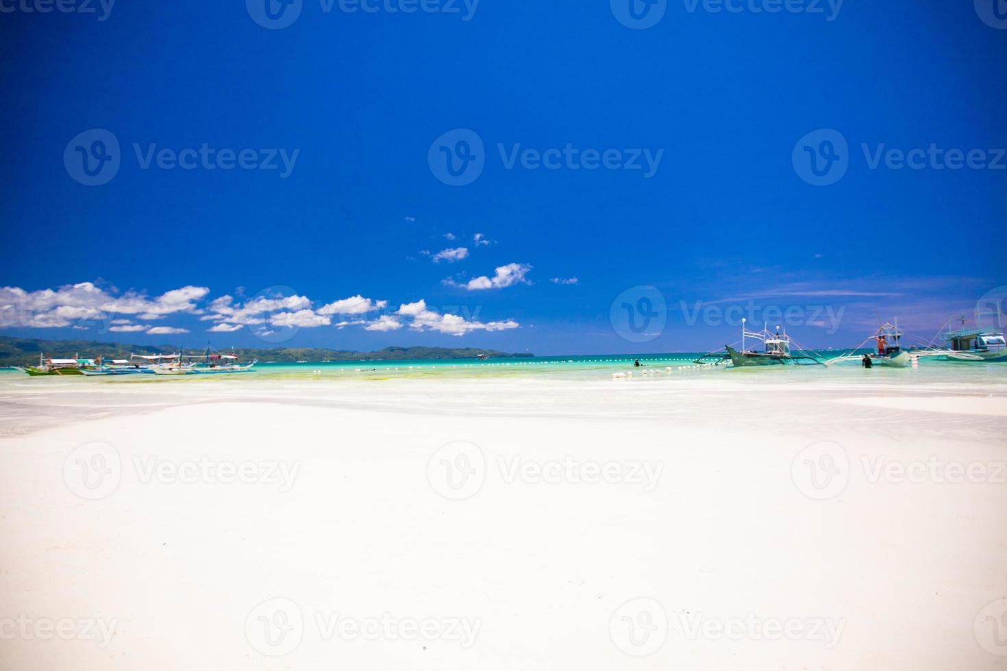 perfect tropisch strand met turkoois water, wit zand en zeilboten foto