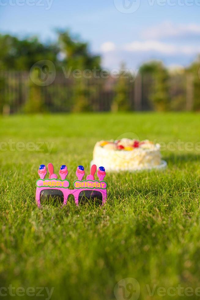 verjaardag taart en bril dat zegt een gelukkig verjaardag foto