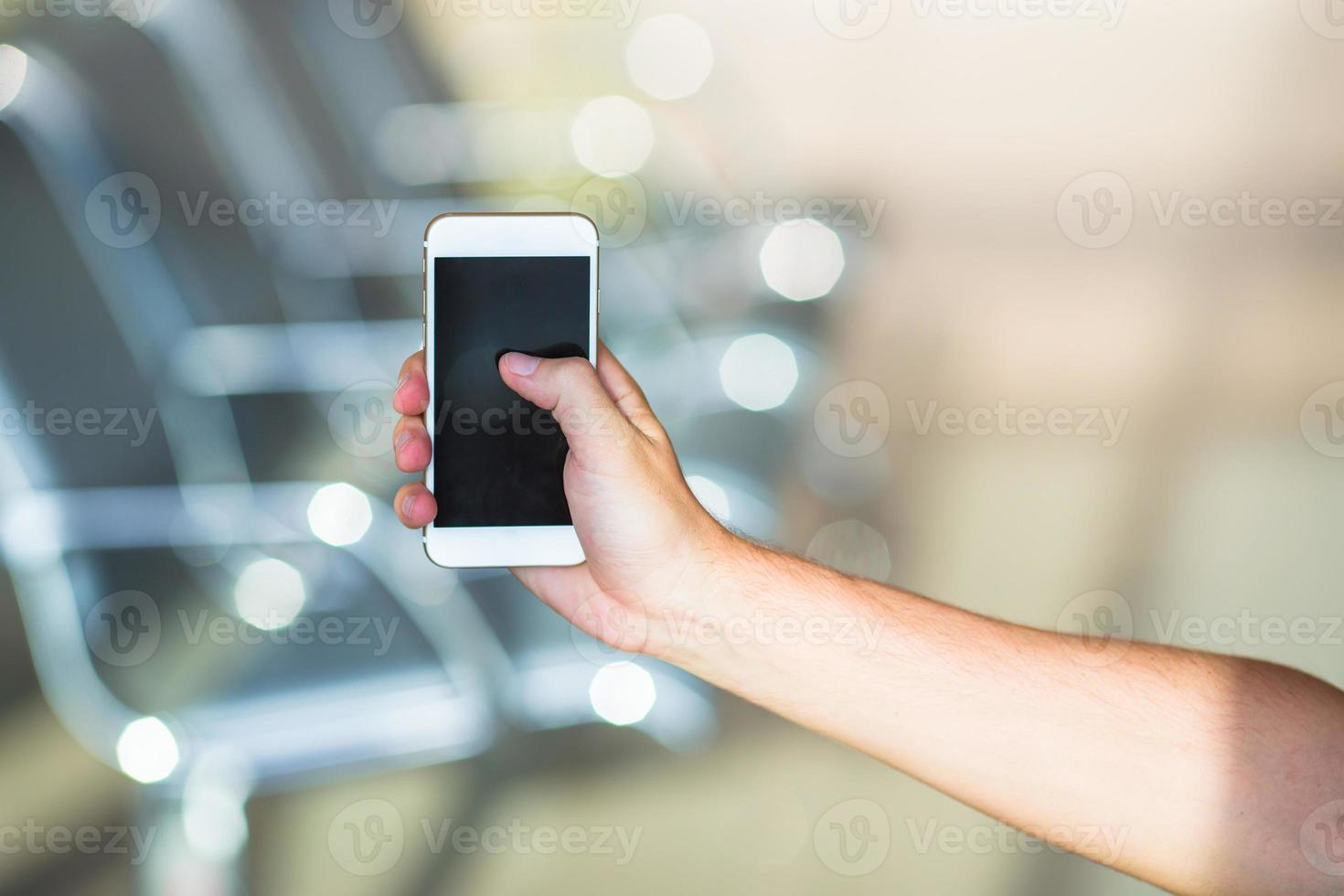 detailopname van jong Mens gebruik slim telefoon in luchthaven binnen foto