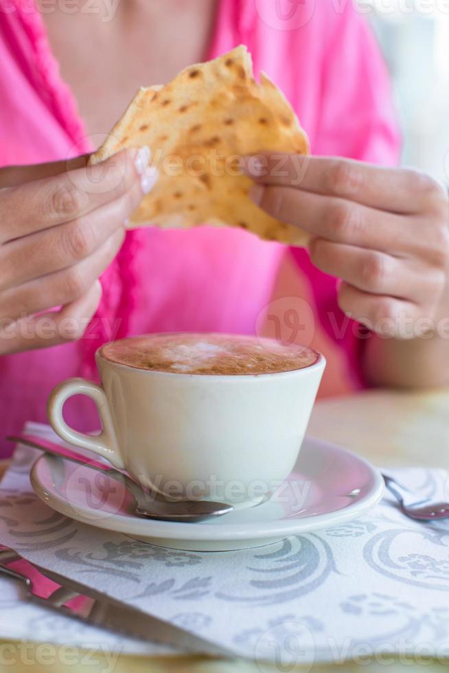 heerlijk en smakelijk cappuccino voor ontbijt Bij cafe foto