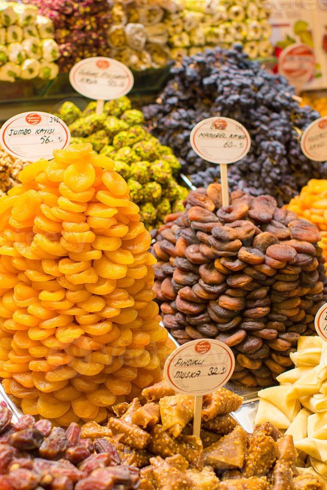 droog vijgen en droog abrikozen Aan Egyptische bazaar van Istanbul foto