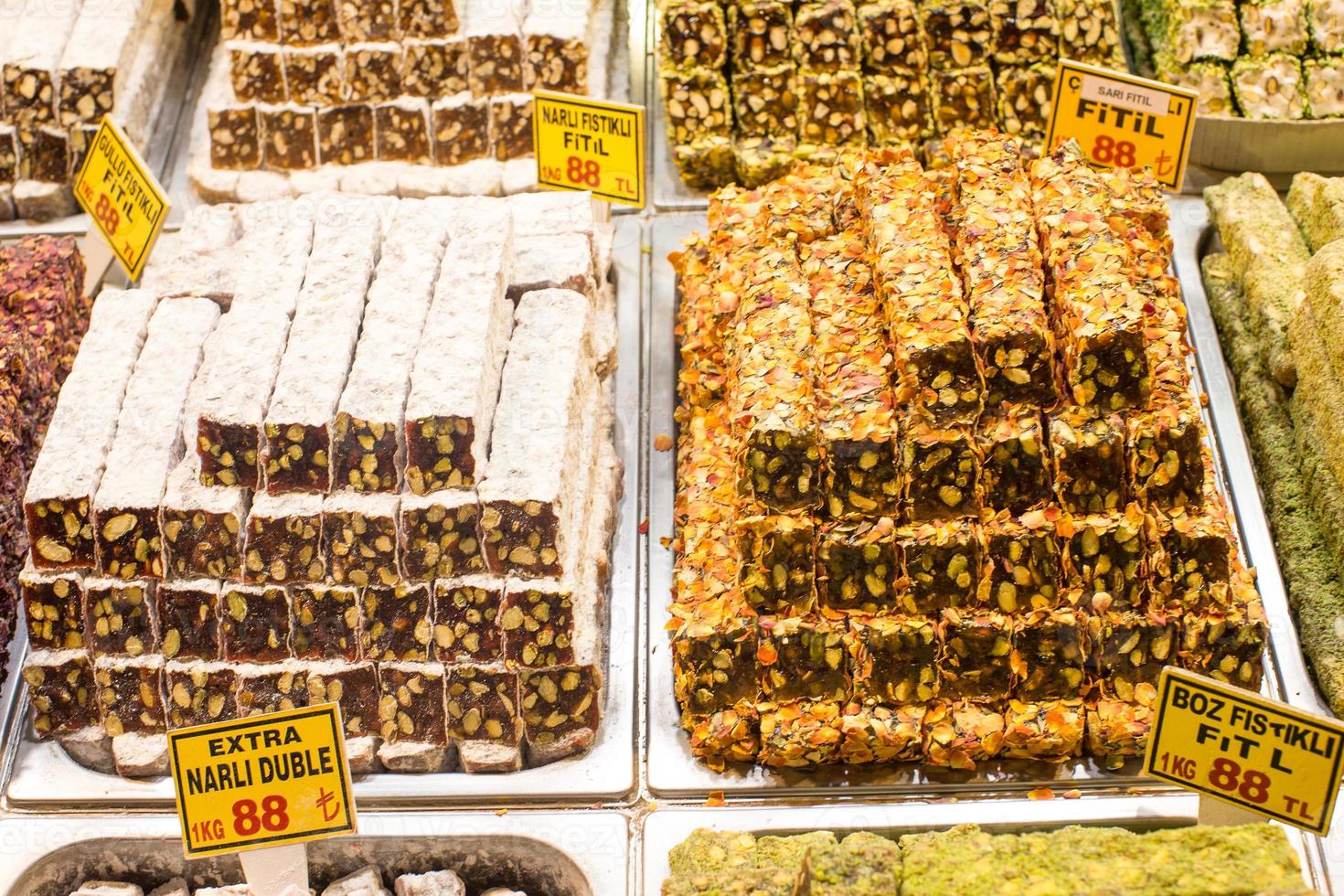 Turks baklava zoet gemaakt met honing en pistache noten foto