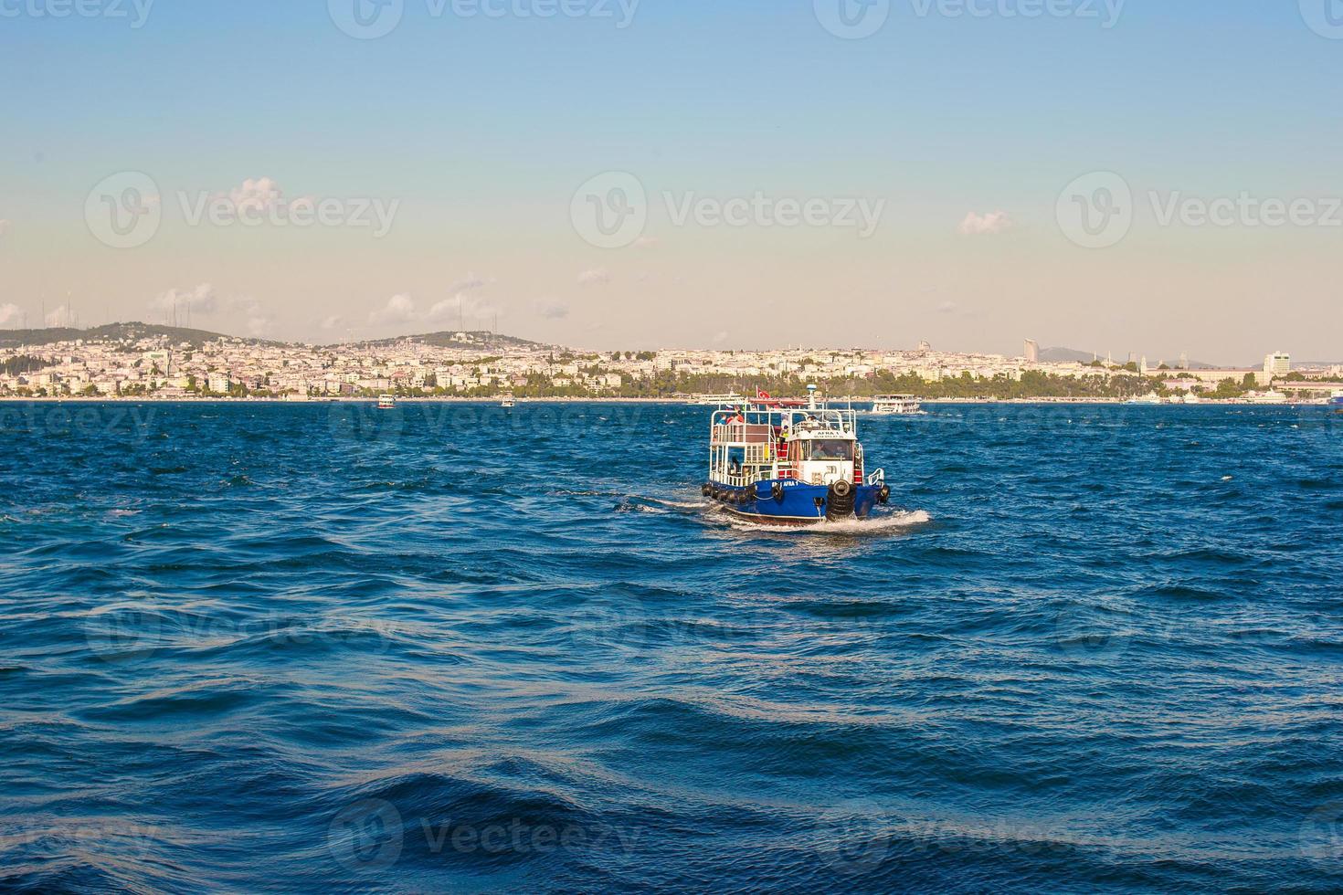 klein schip in bosporus zeestraat in kalkoen foto