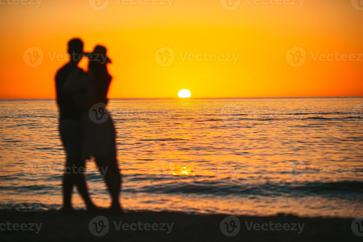 jong paar uitgeven tijd samen Aan de strand. foto uit van focus