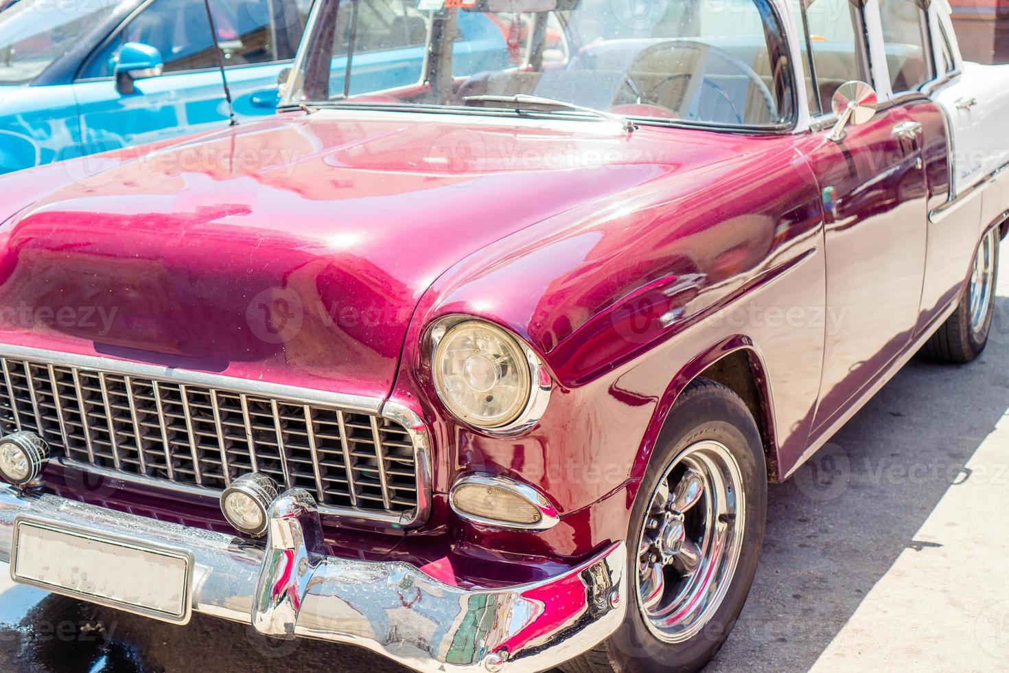 visie van geel klassiek wijnoogst auto in oud havanna, Cuba foto