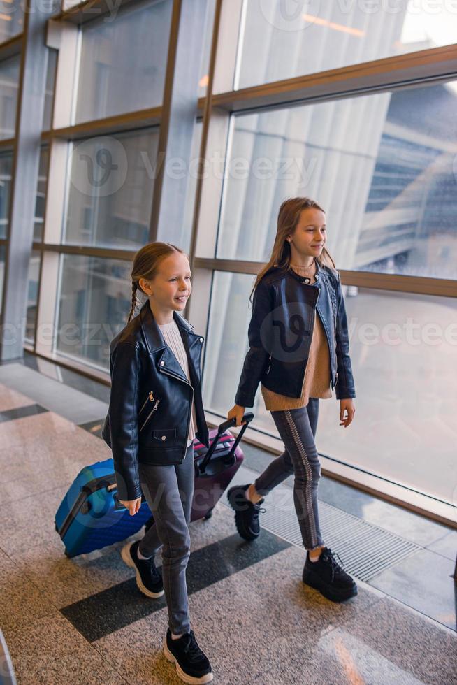 weinig kind in luchthaven aan het wachten voor instappen foto