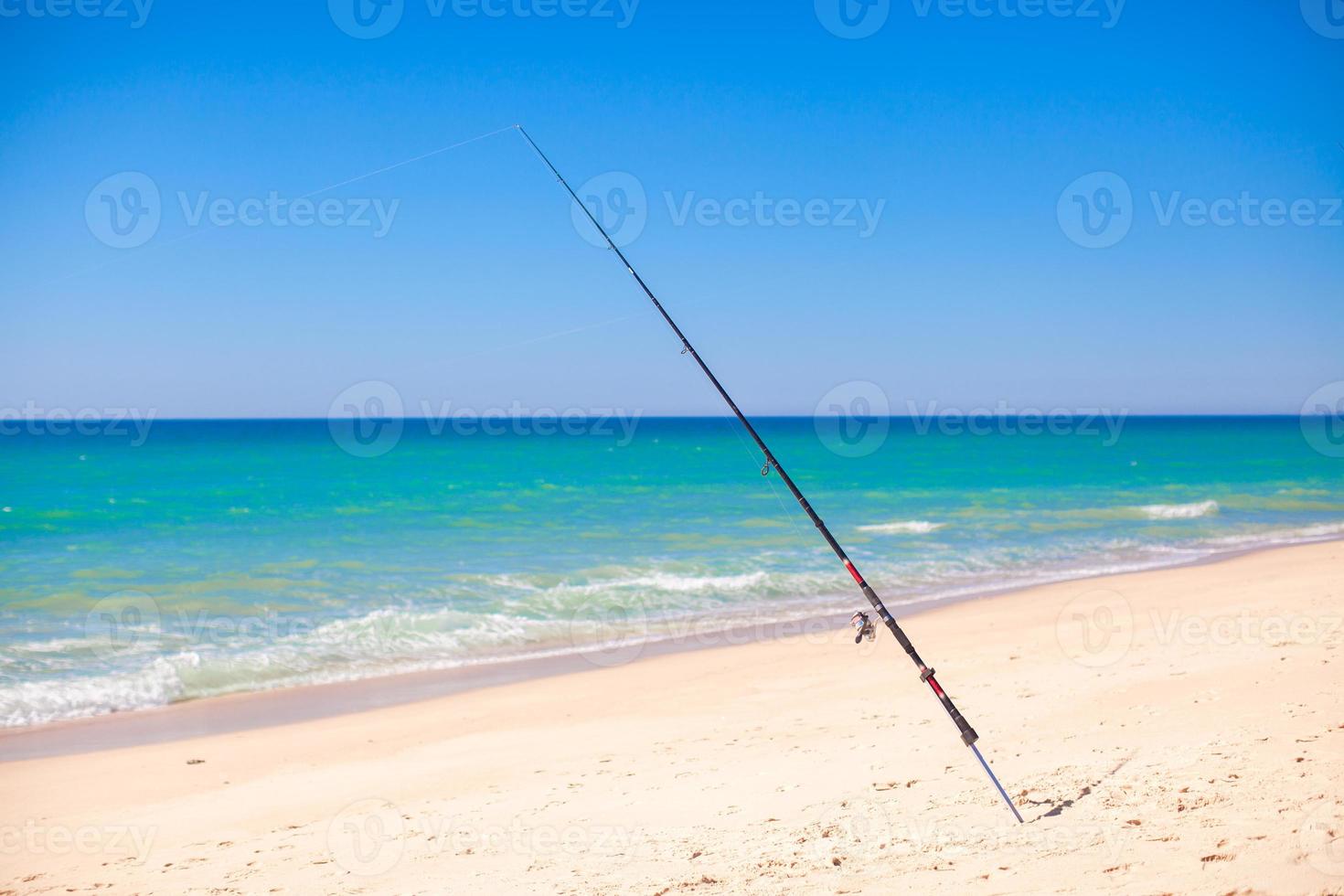 visvangst hengel in wit zand Aan tropisch strand, Portugal foto
