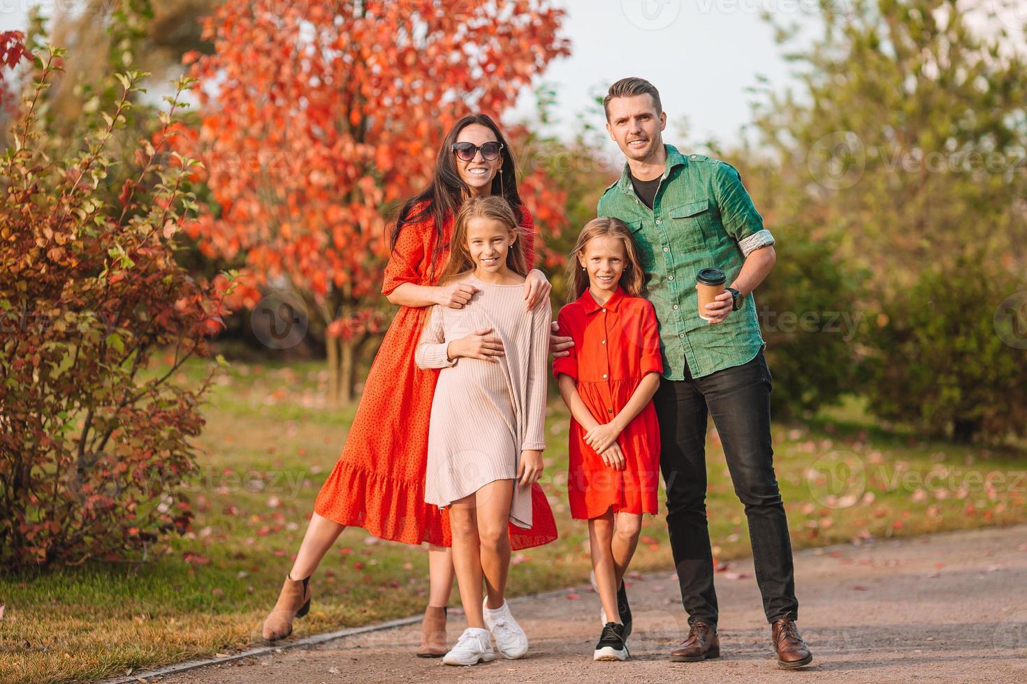 portret van gelukkig familie van vier in herfst foto