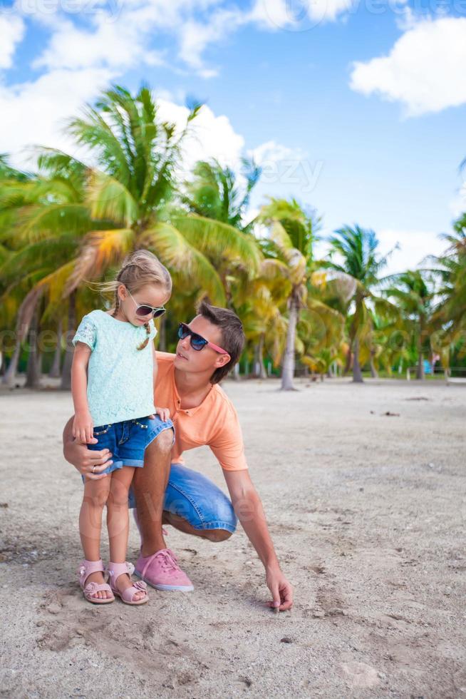 jong vader en schattig dochter in palm bosje gedurende strand vakantie foto
