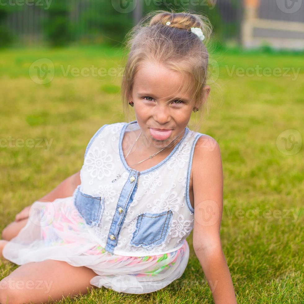 aanbiddelijk weinig meisje gelukkig buitenshuis Bij zomer tijd foto