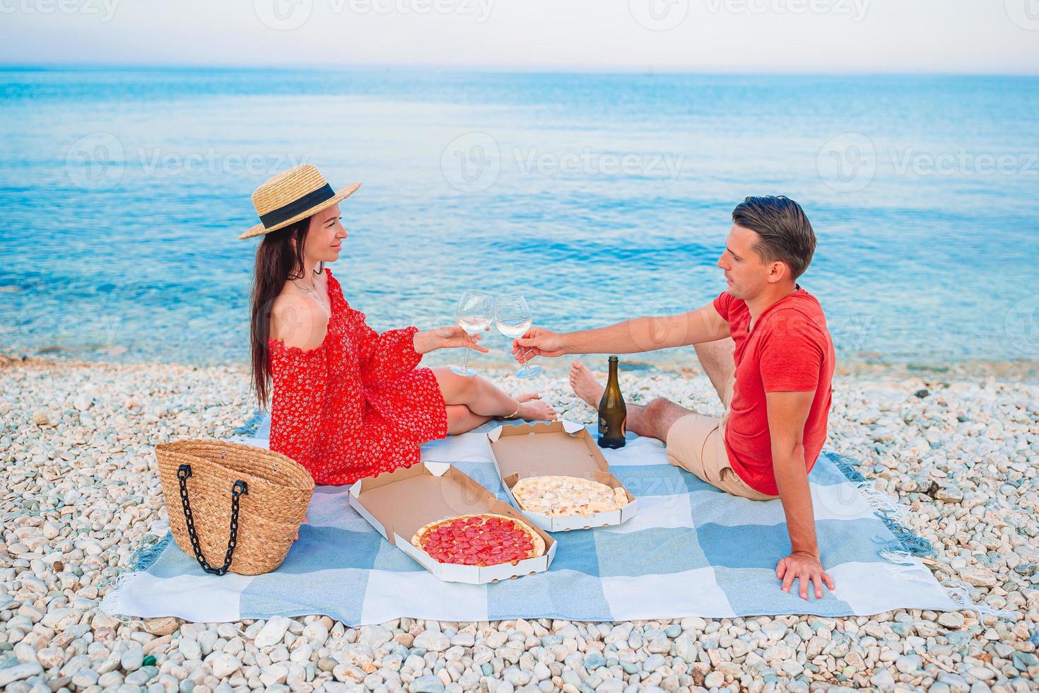 familie hebben een picknick Aan de strand foto