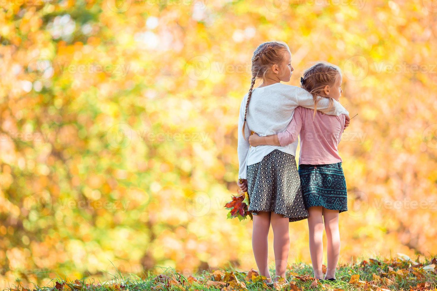 weinig aanbiddelijk meisjes buitenshuis Bij warm zonnig herfst dag foto