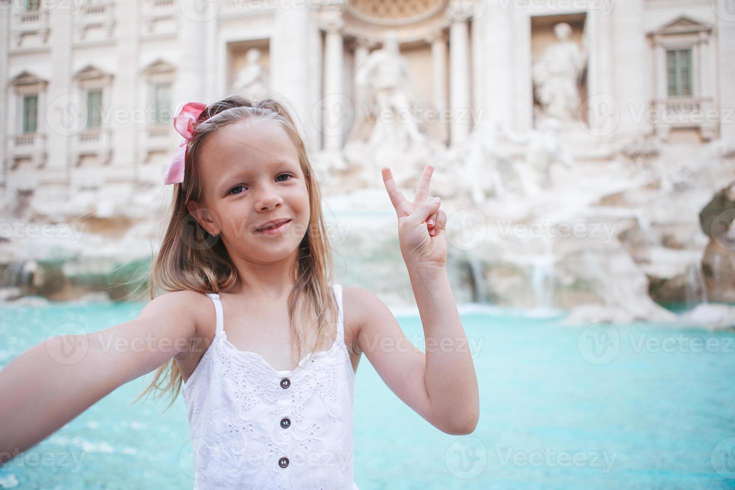 aanbiddelijk weinig meisje achtergrond Trevi fontein, Rome, Italië. foto