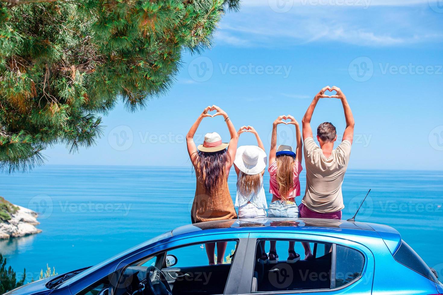 zomer auto reis en jong familie Aan vakantie foto