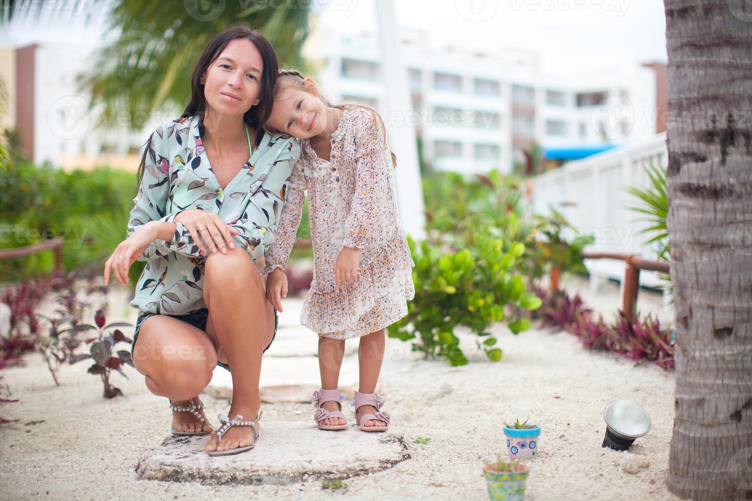 gelukkig mam en kind genieten van tijd samen Bij de wit strand foto