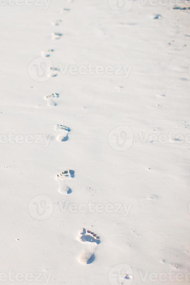 voetafdrukken in de zand Bij zonsondergang. voetstappen Aan de oever. foto
