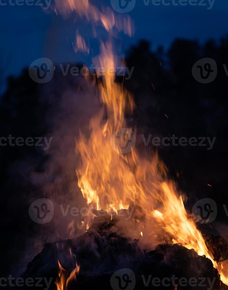 brand vlammen op een zwarte achtergrond foto