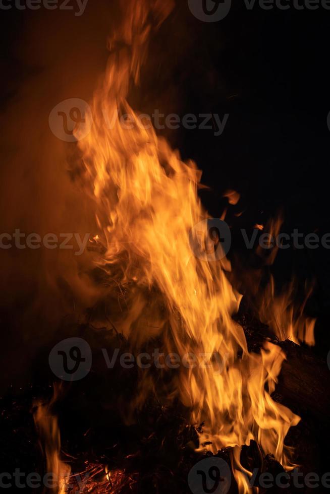 brand vlammen op een zwarte achtergrond foto