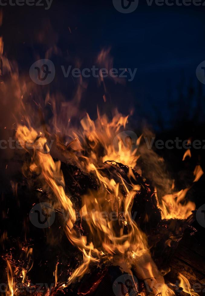 brand vlammen op een zwarte achtergrond foto