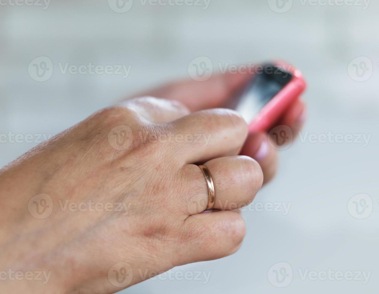 mobiel telefoon in een vrouw hand- foto